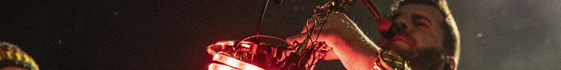 Un saxophoniste faisant son show lors de Glisse en Coeur