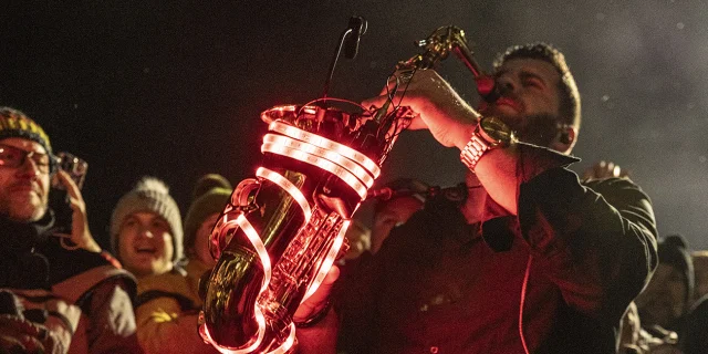 Un saxophoniste faisant son show lors de Glisse en Coeur