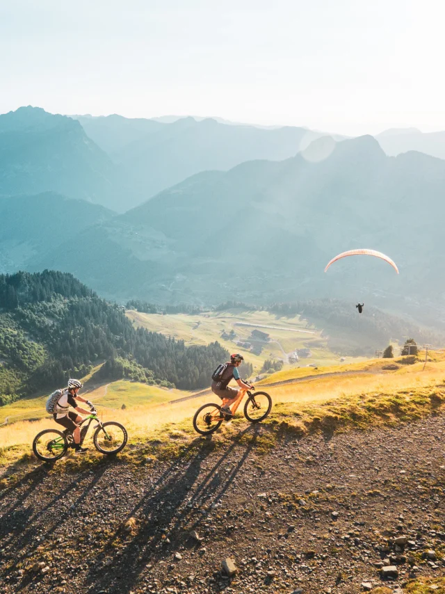 Amis pratiquant du VTT au Grand-Bornand