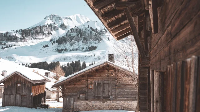 Chalet ancien en plein hiver au Chinaillon