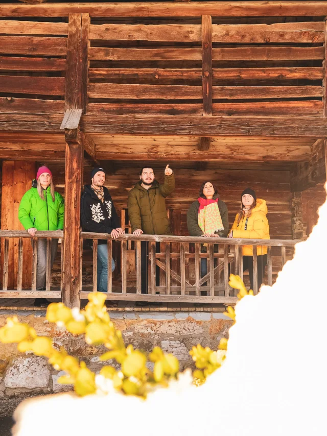 Un groupe de personnes participent à une visite guidée du vieux Chinaillon en plein hiver