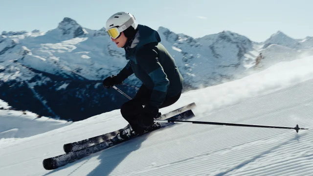 Skieuse dévalant la piste 2000