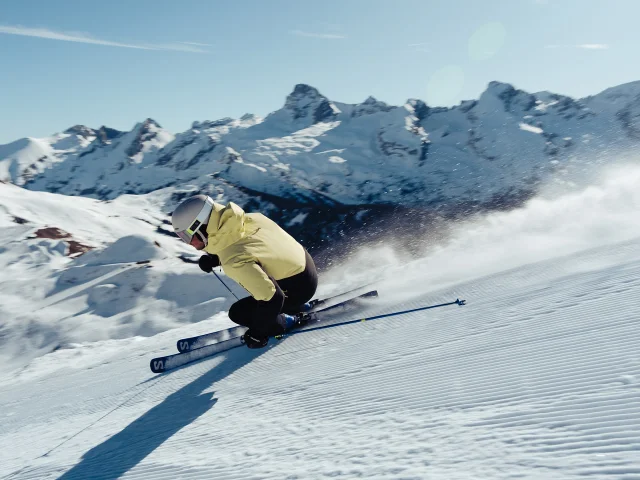 Skieur alpin dévalant la piste 2000
