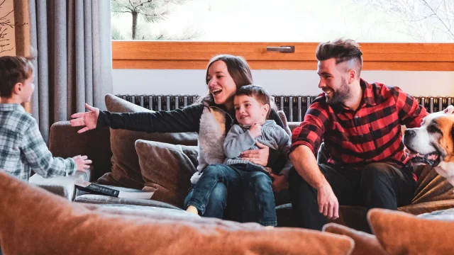 Famille séjournant au Grand-Bornand dans un chalet en hiver
