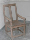 Une chaise en bois