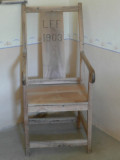Une chaise en bois