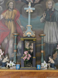 Une statuette devant le tableau