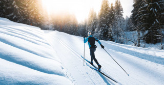 Skieur sur une piste de ski nordique au crépuscule au Grand-Bornand
