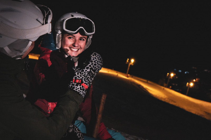 Glisse en nocturne entre amis sur les pistes ouvertes en nocturne du domaine de ski alpin du Grand-Bornand