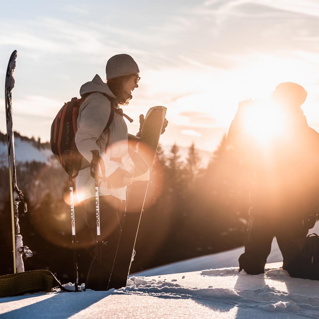 ski-skirando-aravis-legrandbornand-peaux-hiver-crépuscule - © Clément HUDRY