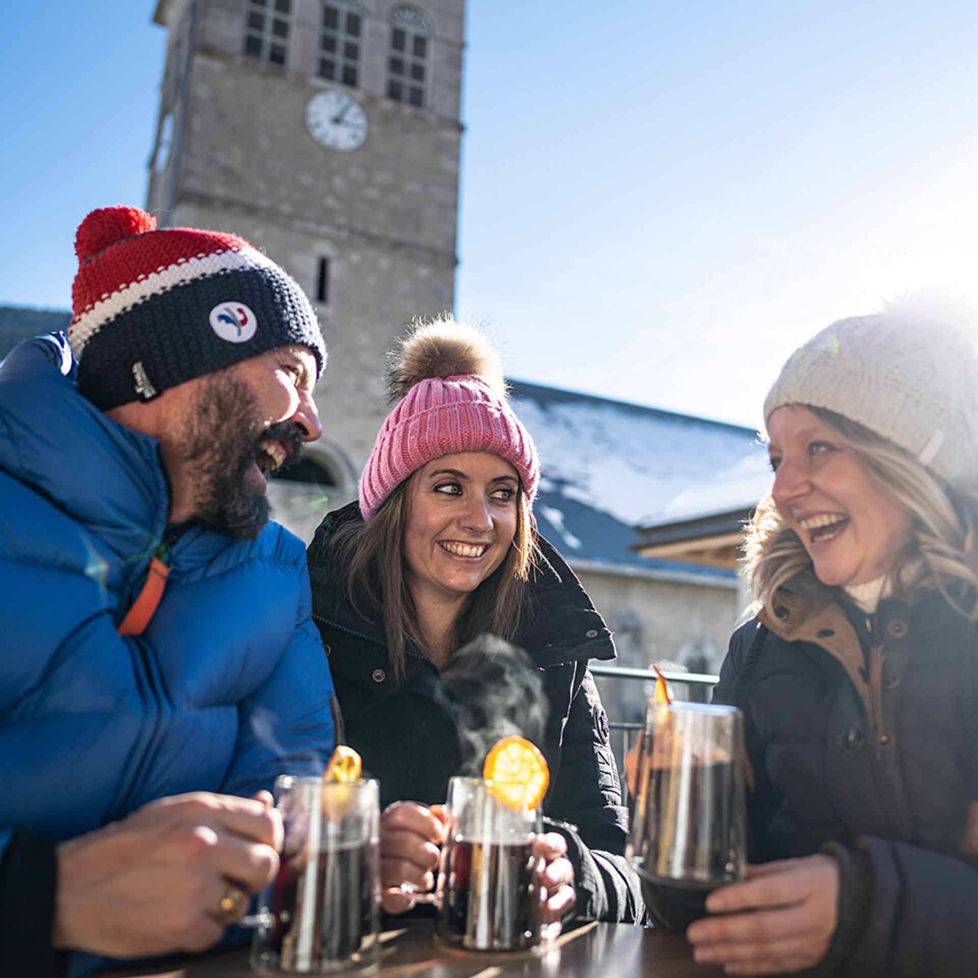 amis-en-terrasse-t-vattard-partage-convivialite-legrandbornand - © T. Vattard