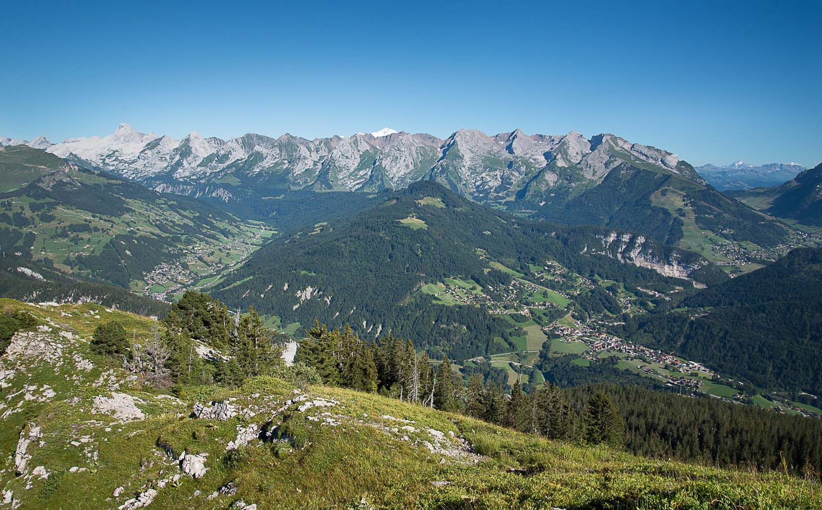 Chaîne des Aravis en été - © P. Lebeau