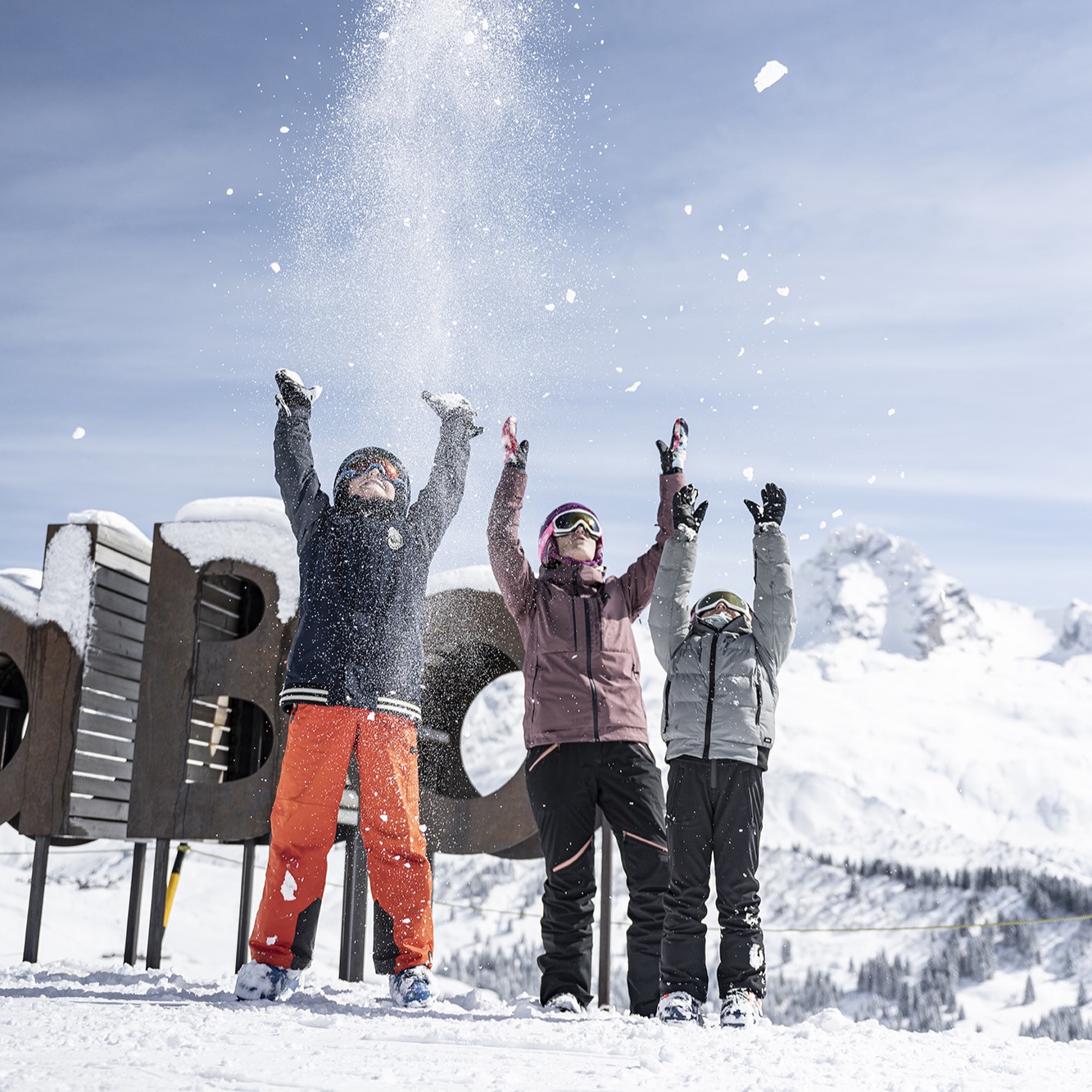 Enfants jouant dans la neige - © T.Vattard