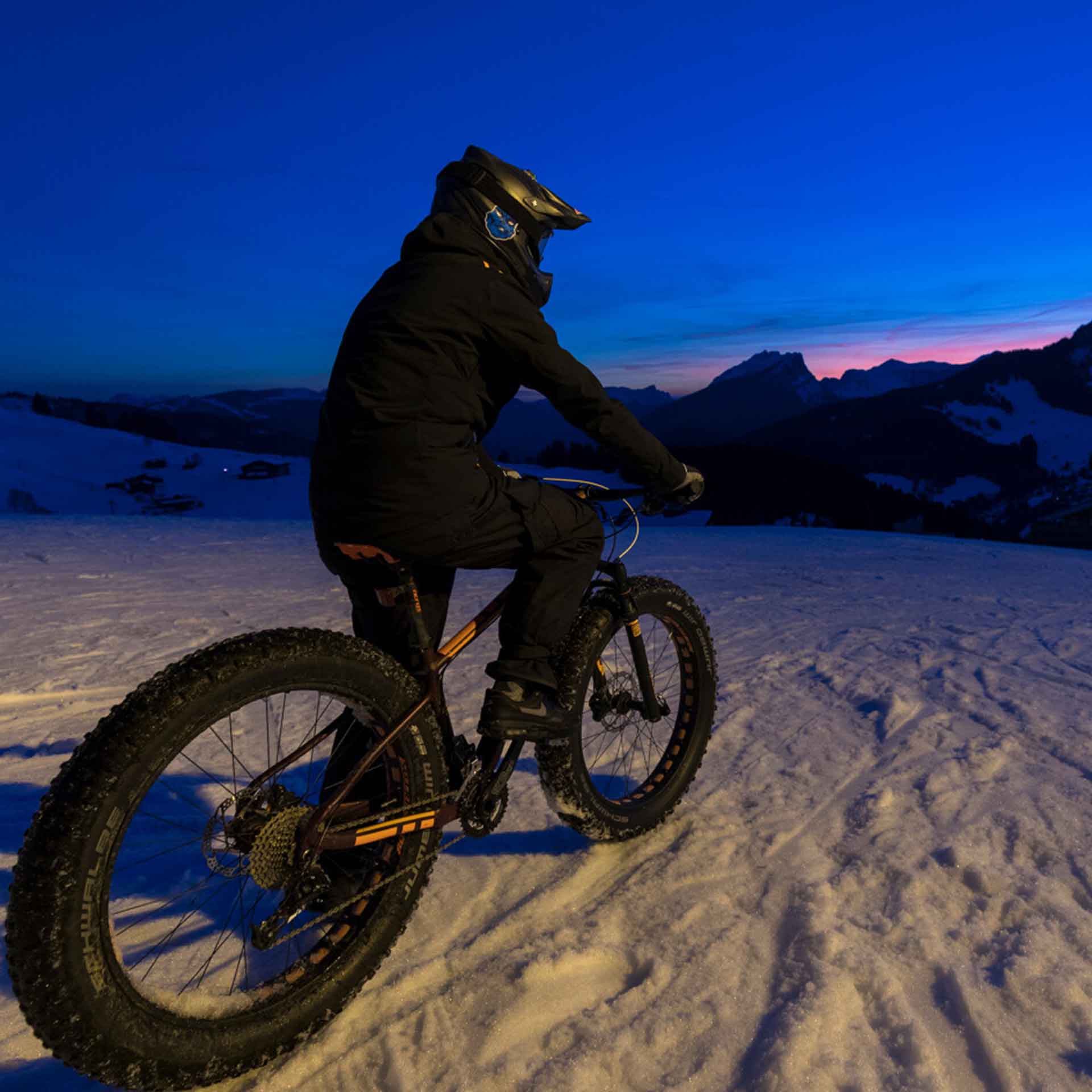 fatbike-nocturne-legrandbornand-activite-hiver - © Alpcat Médias