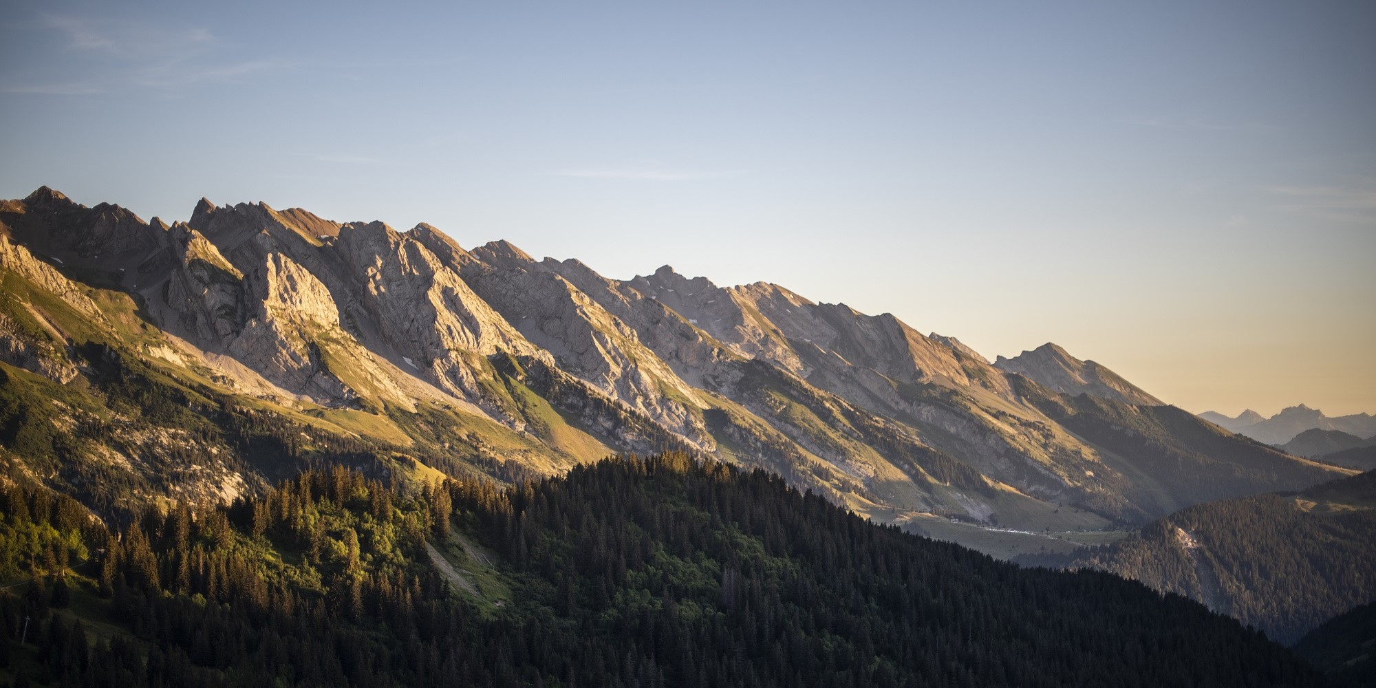 La chaîne des Aravis à l'heure dorée - © T.Vattard