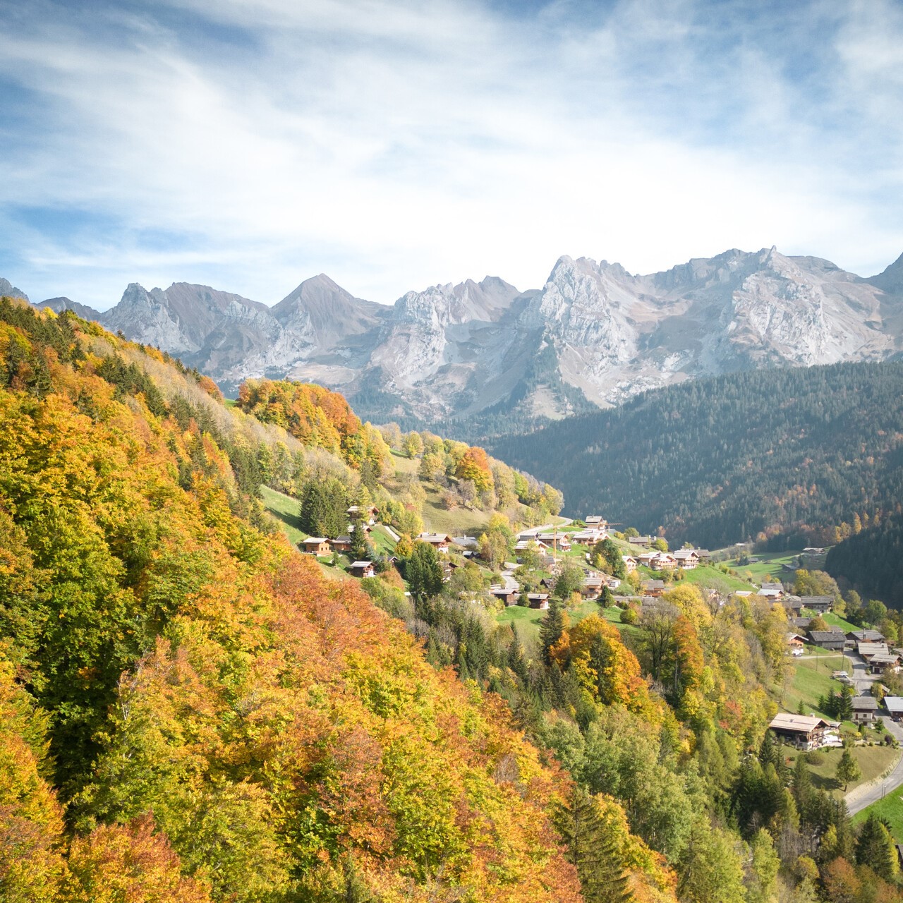 La chaîne des Aravis en automne - © J.Cathala