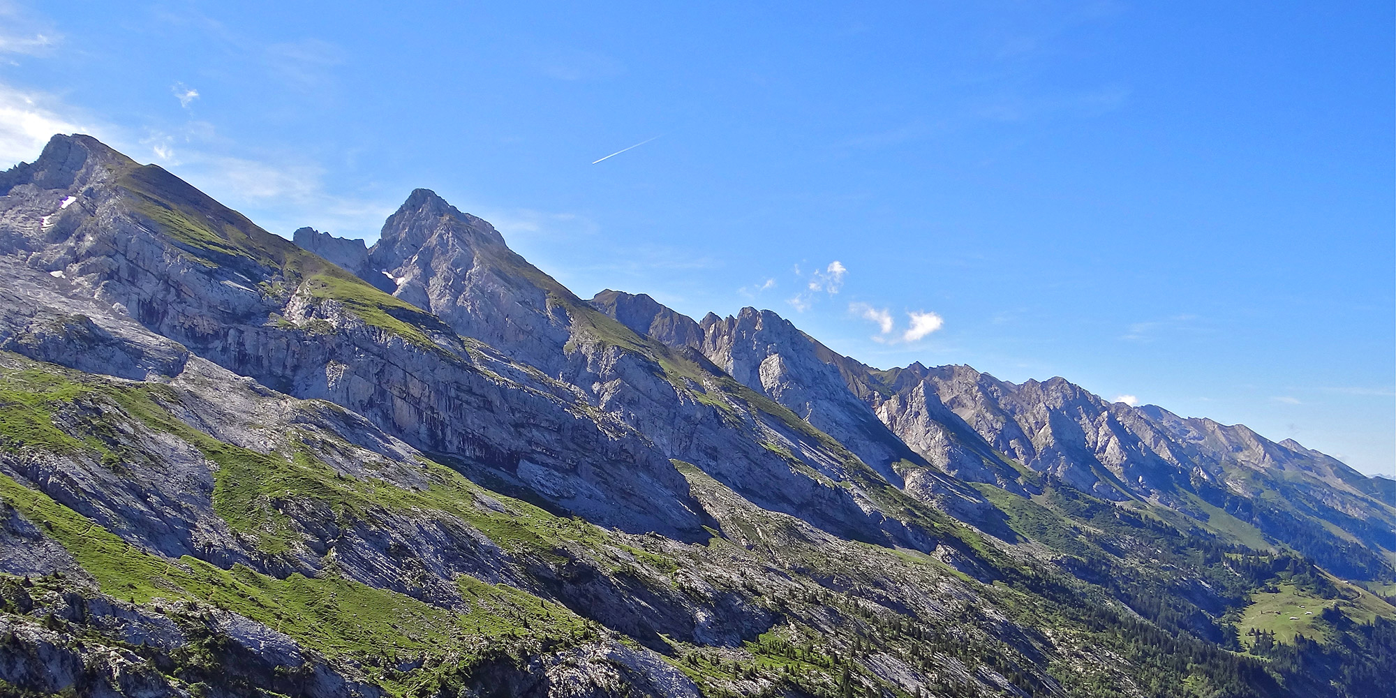 la chaîne des Aravis en été
