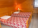 chambre lits simples avec armoire