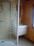 salle de bains avec douche