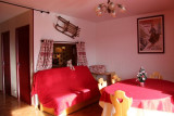 Salle à manger et séjour avec canapé/Dining room and living room with a sofa-Jalouvre-Le Grand-Bornand