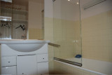Salle de bain avec baignoire/Bathroom with a bath-Jalouvre-Le Grand-Bornand