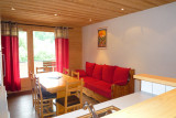Séjour avec canapé/Living room with a sofa-Duche n°302-Le Grand-Bornand