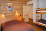 Chambre avec lit double et lits superposés/Bedroom with a double bed and bunk beds-Duche n°302-Le Grand-Bornand