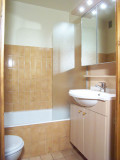 Sale de bain avec baignoire/Bathroom with a bath-Eperviere n°1-Le Grand-Bornand