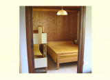 Chambre avec lit double et lits superposés/Bedroom with a double bed and bunk beds-M.Thévenet-Le Grand-Bornand