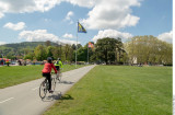 Cyclistes sur piste cyclable du centre ville d'Annecy - Le Pâquier