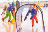 Glisser sur la patinoire avec les enfants