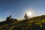 Elektrisch unterstütztes Mountainbike: Nacht mit Savoyard-Mahlzeit grüne Stufe