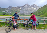 Pack famille VTT électrique : sortie privée en famille avec chariote bébéncadrée
