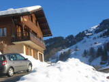 chalet en hiver ,aufond la piste des envers