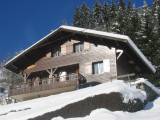 vue du chalet depuis l'arret de bus
