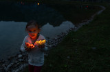 Petite fille avec des nénuphars lumineux