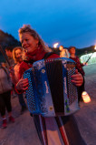 Descente aux flambeaux au son de l'accordéon de Magali
