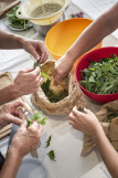 sélection des plantes et rinçage avant de cuisiner des plantes comestibles