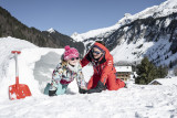 Construction d'un igloo et goûter pour les enfants au Grand-Bornand