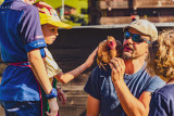 caresser la poule à l'atelier les petits fermiers