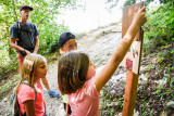 Randonnée enfants au sentier de la forêt