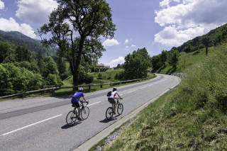 Cyclistes en direction du col du Marais entre Thônes et Serraval