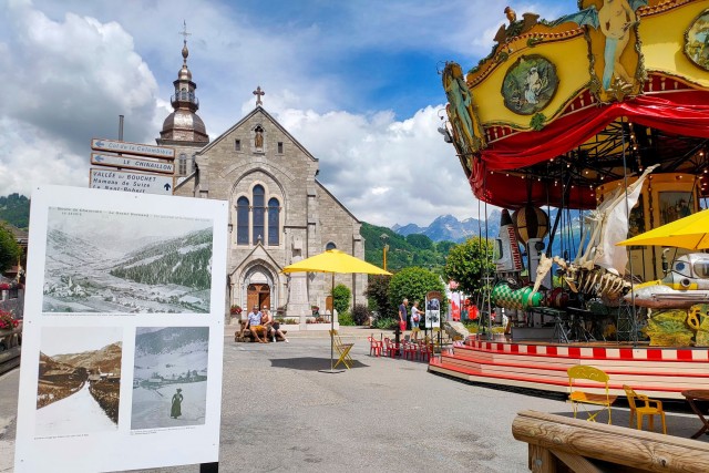 Exposition photo sur la place du Village au Grand-Bornand