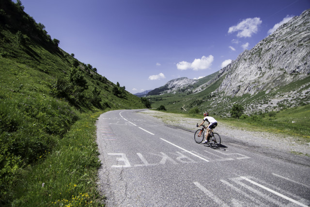 Cycliste en direction du Grand-Bornand depuis le col de la Colombière