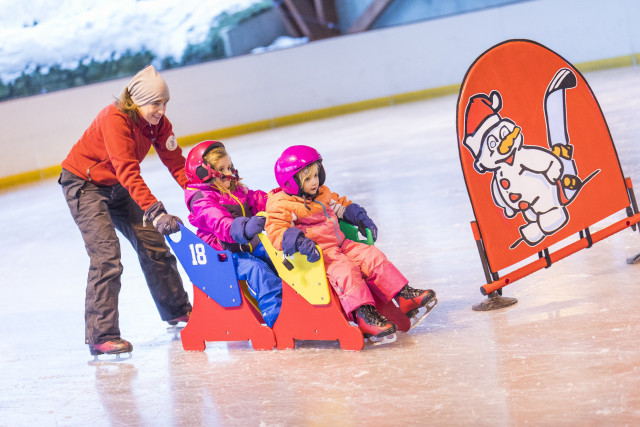 Enfans et patinoire au Grand-Bornand