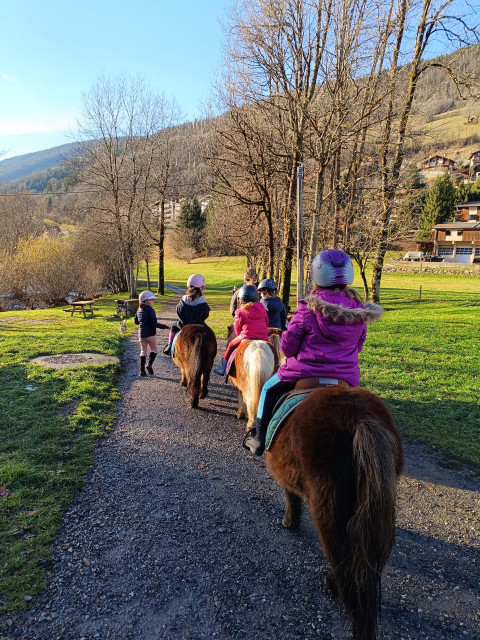 Initiation Premiers pas à poney encadrée_Le Grand-Bornand