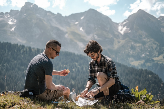 Pique-nique face aux Aravis, VTT électrique et apéro savoyard, Le Grand-Bornand
