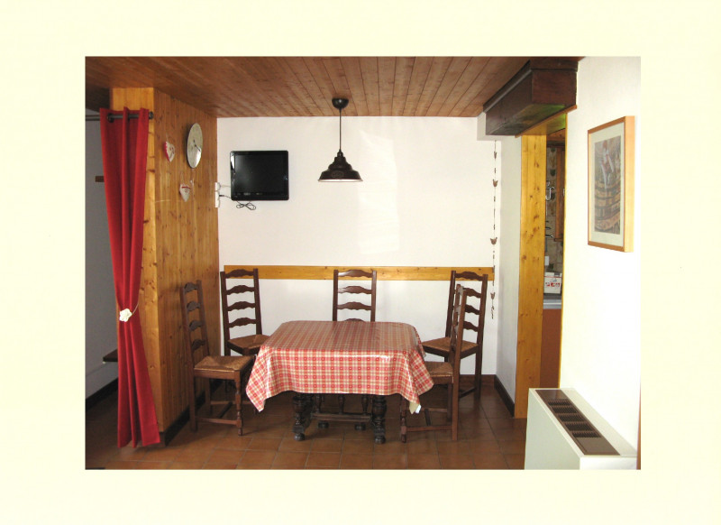 Salle à manger avec télévision/Dining room with a television-M.Thévenet-Le Grand-Bornand