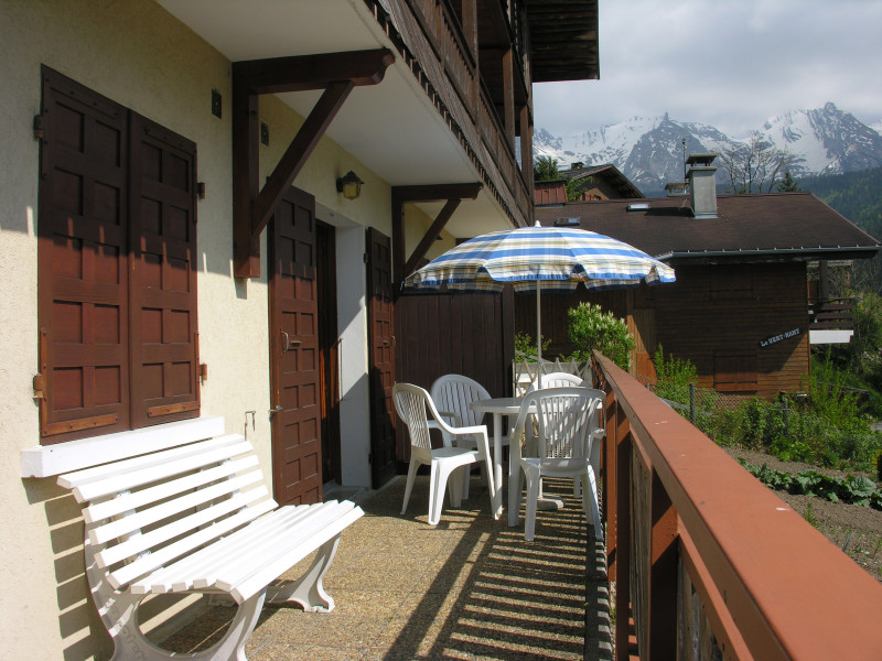 Balcon avec salon de jardin/Balcony with garden furniture-Rouelletaz-Le Grand-Bornand