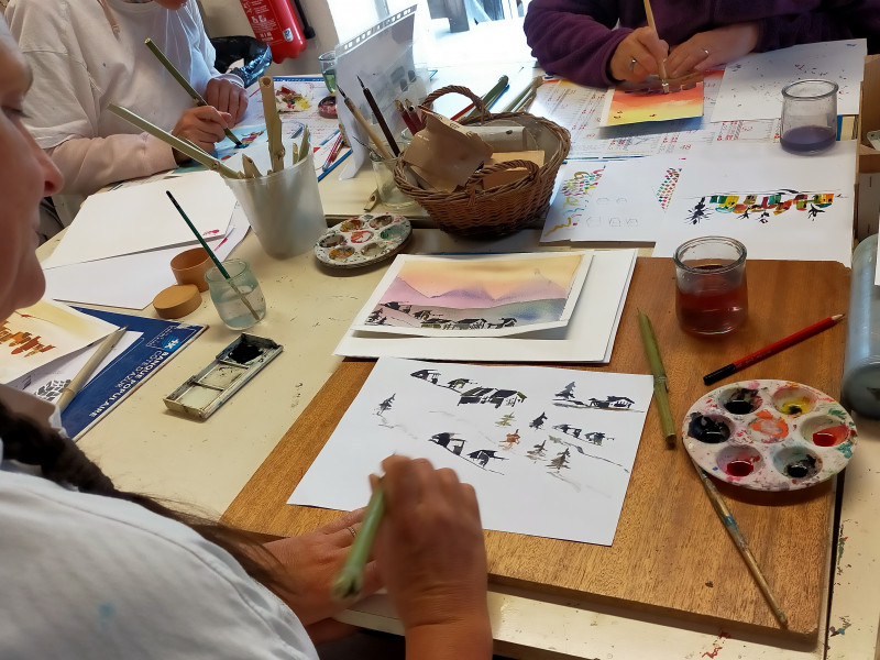 Atelier de calligraphie et peinture en groupe